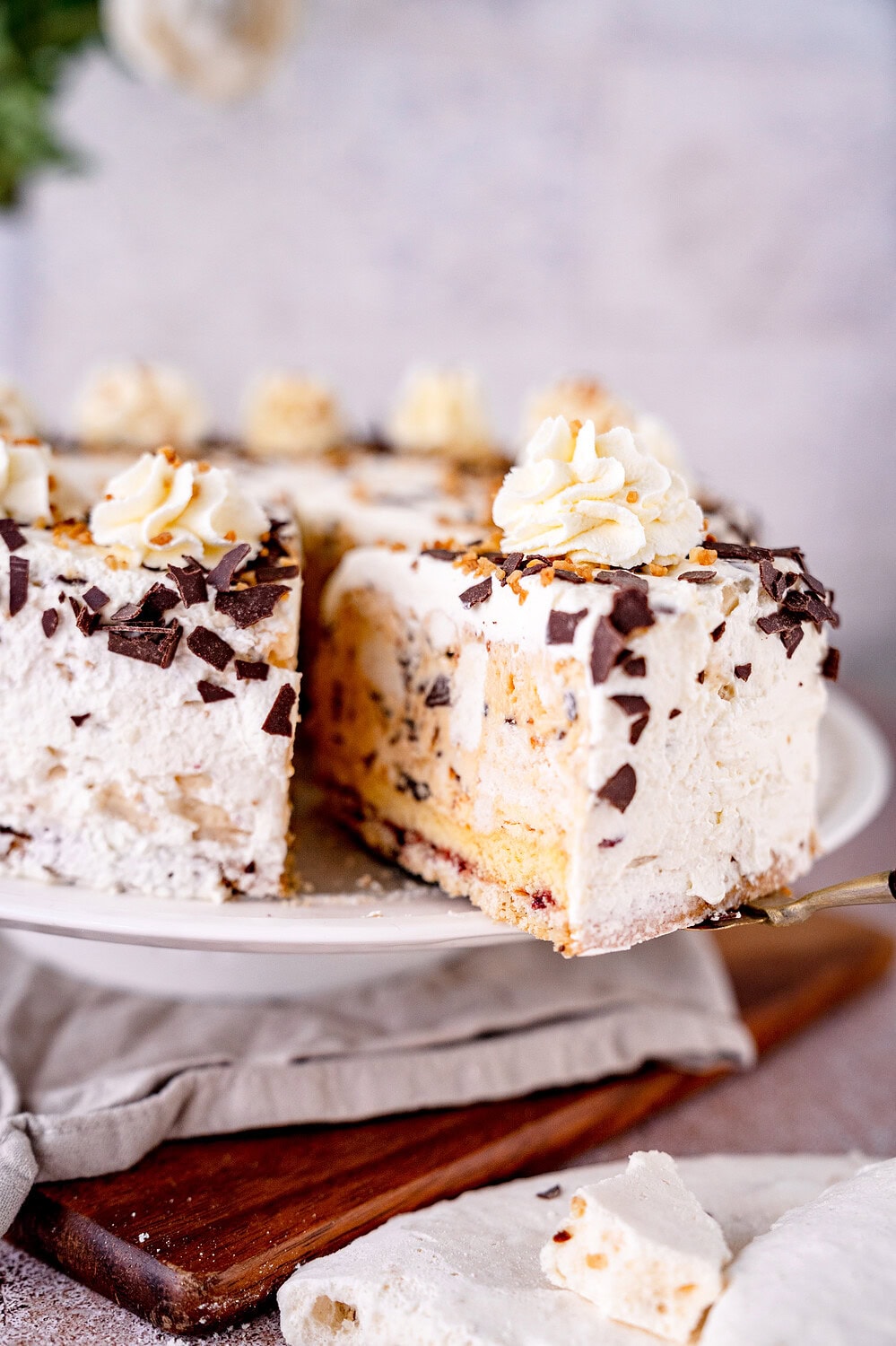 Leckere Torte mit Schokoladenstücken, Vanillecreme und Sahne, ideal für besondere Feiern.