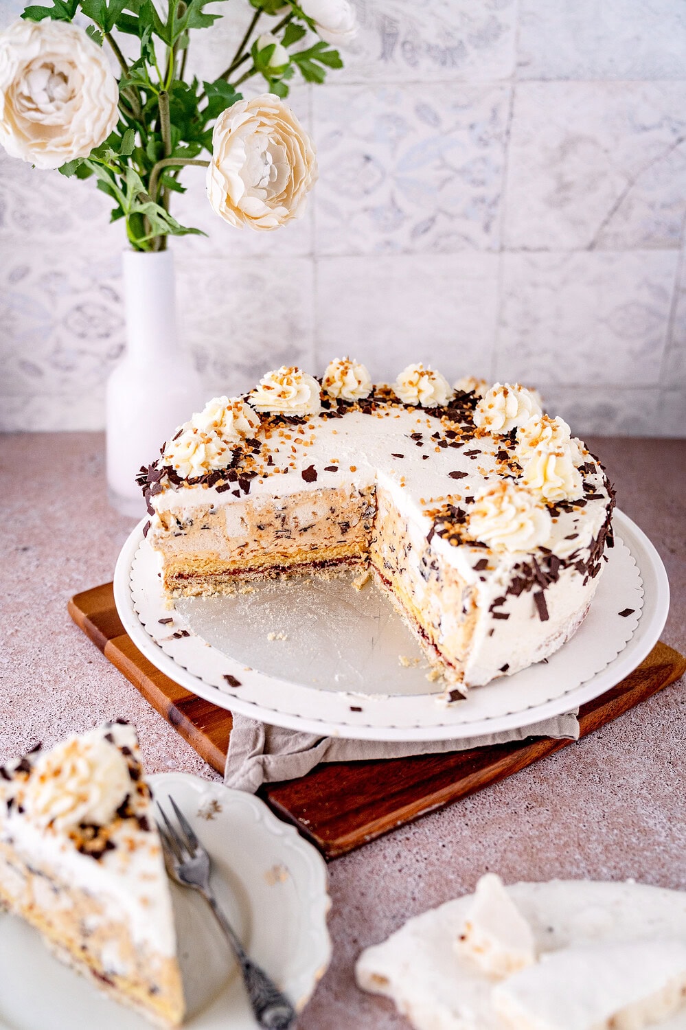 Leckeres Schokoladencremekuchen mit Sahne, Schokoraspeln und Dekoration, verführerisches Dessert.