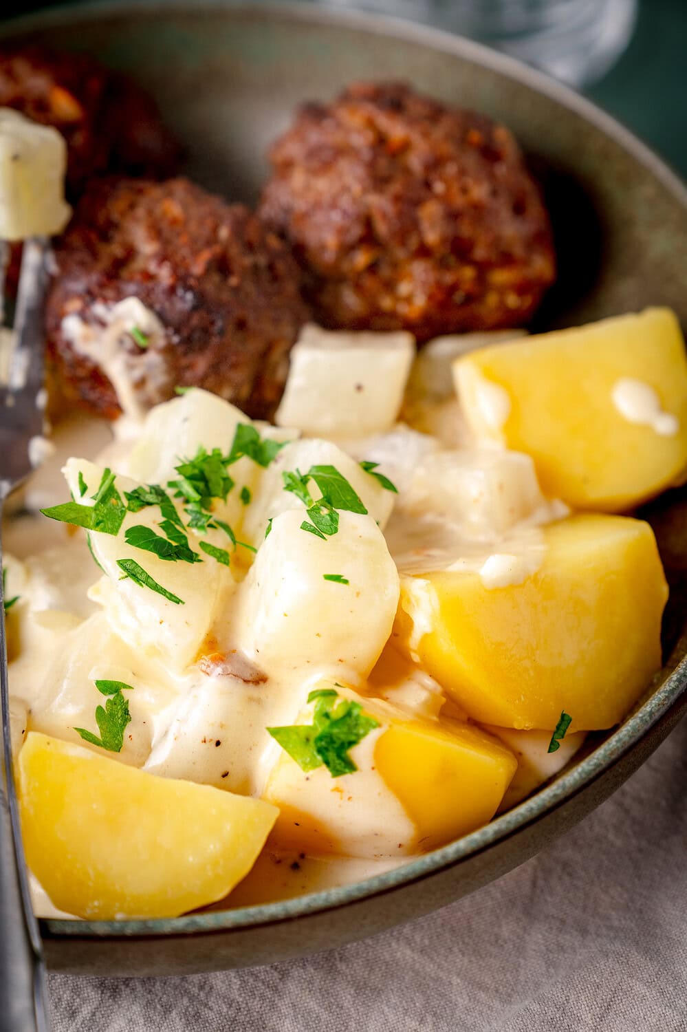 Creamy kohlrabi with meatballs and boiled potatoes