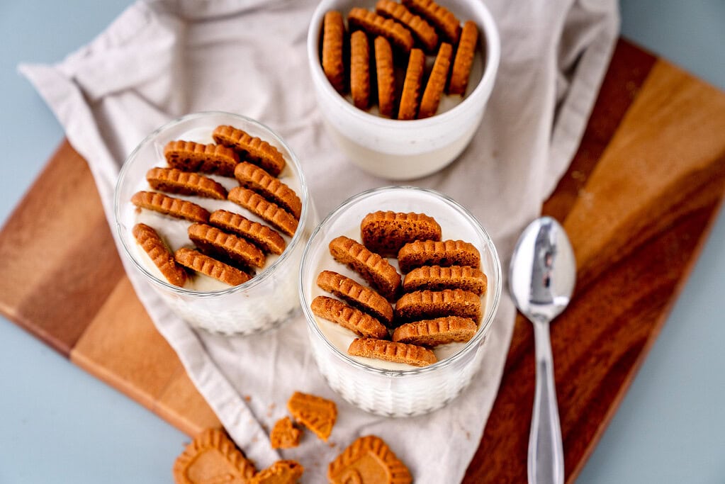 Delicious cookies in a jar with yogurt, perfect for desserts, snacks and coffee breaks, tasty and easy.