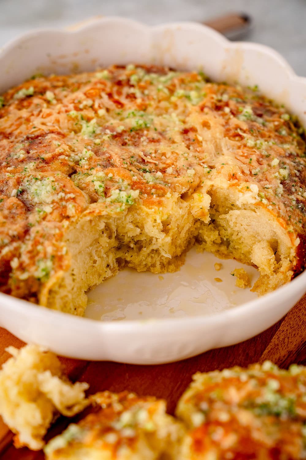 Käse-Knoblauch-Schnecken in runder Backform