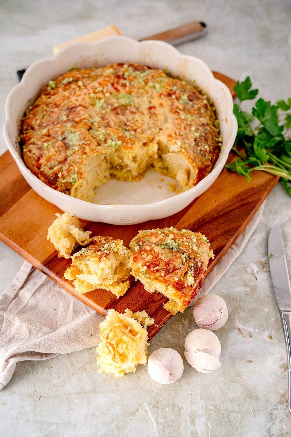 Käse-Knoblauch-Schnecken in runder Backform