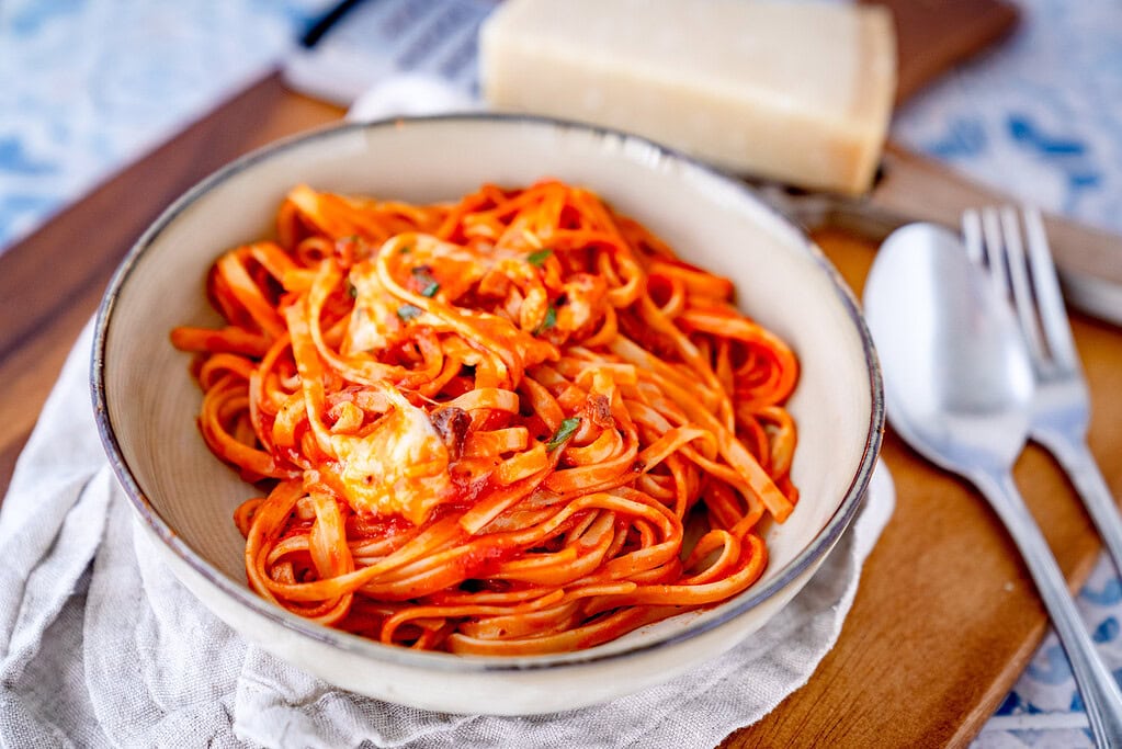 Creamy linguine with guanciale and mozzarella