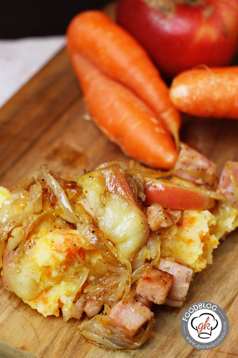 Karotten-Kartoffel-Stampf mit Apfel-Zwiebel-Schmelz und Kasslerwürfeln