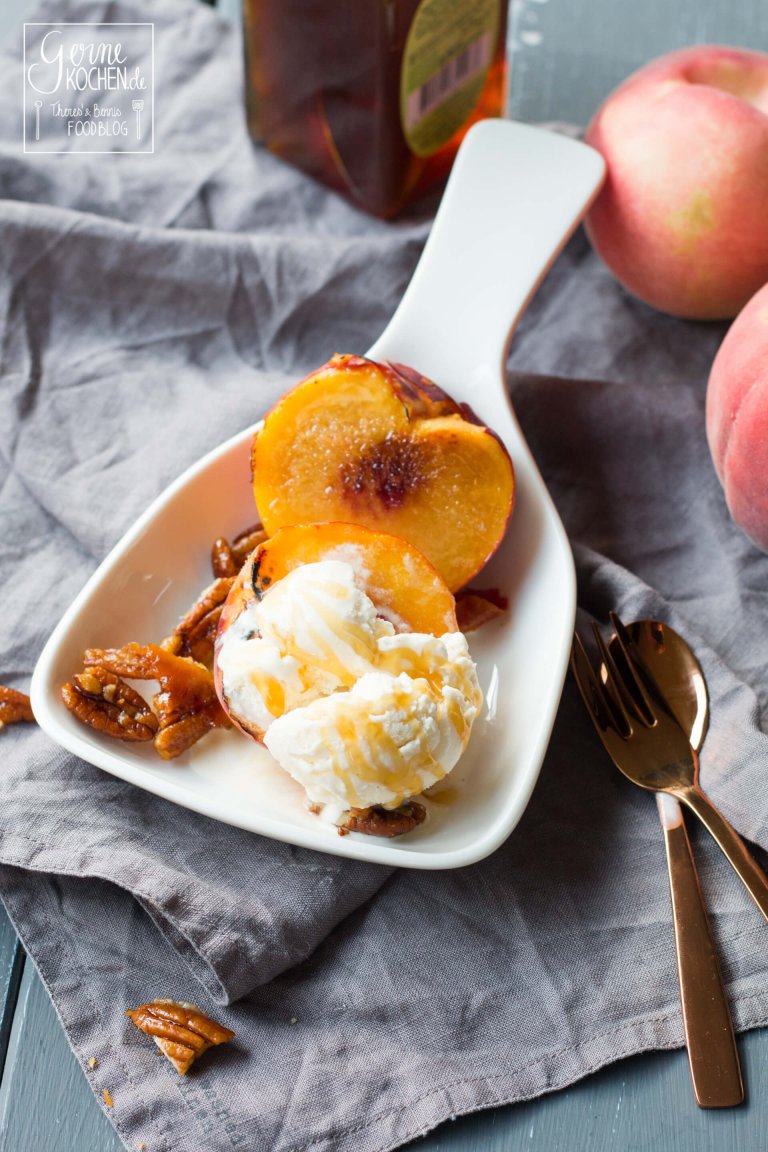 Karamellisierter Pfirsich mit Honig, Vanilleeis und karamellisierten Pecannüssen – lecker, lecker, lecker