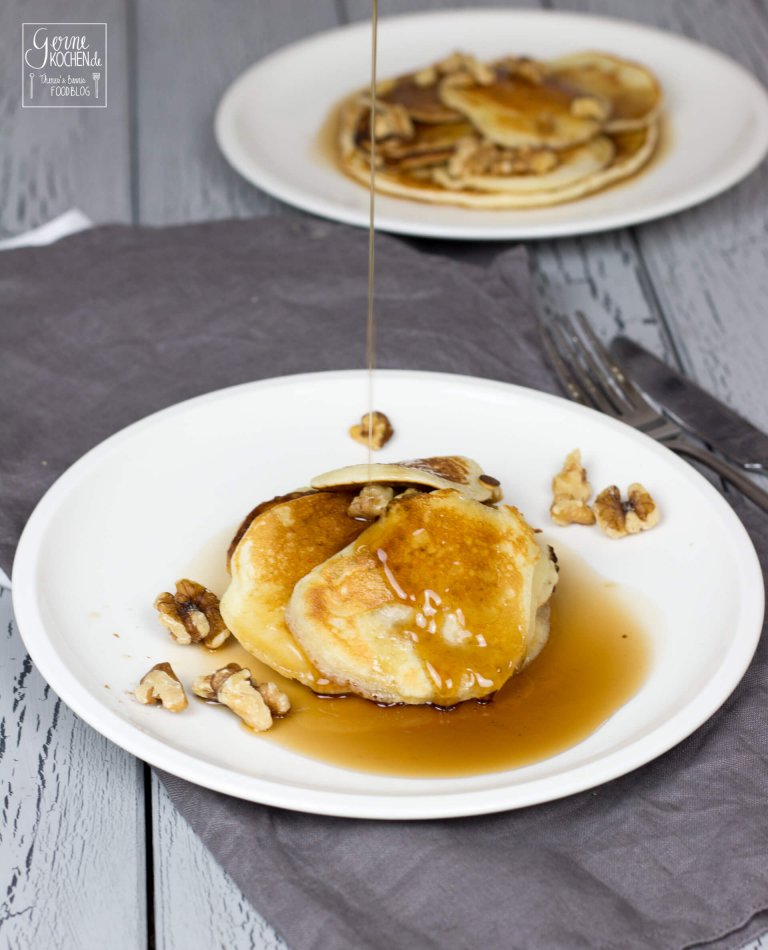 Buttermilch-Pancakes mit Ahornsirup und Walnüssen