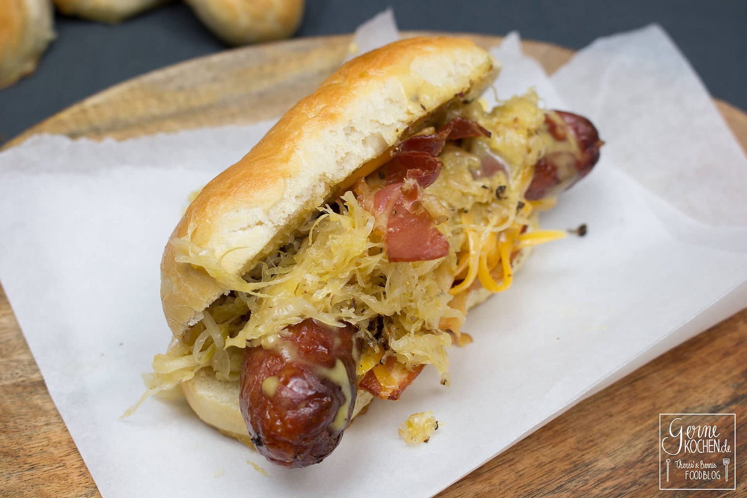 Rezept Hot Dog mit karamellisiertem Sauerkraut Gernekochen