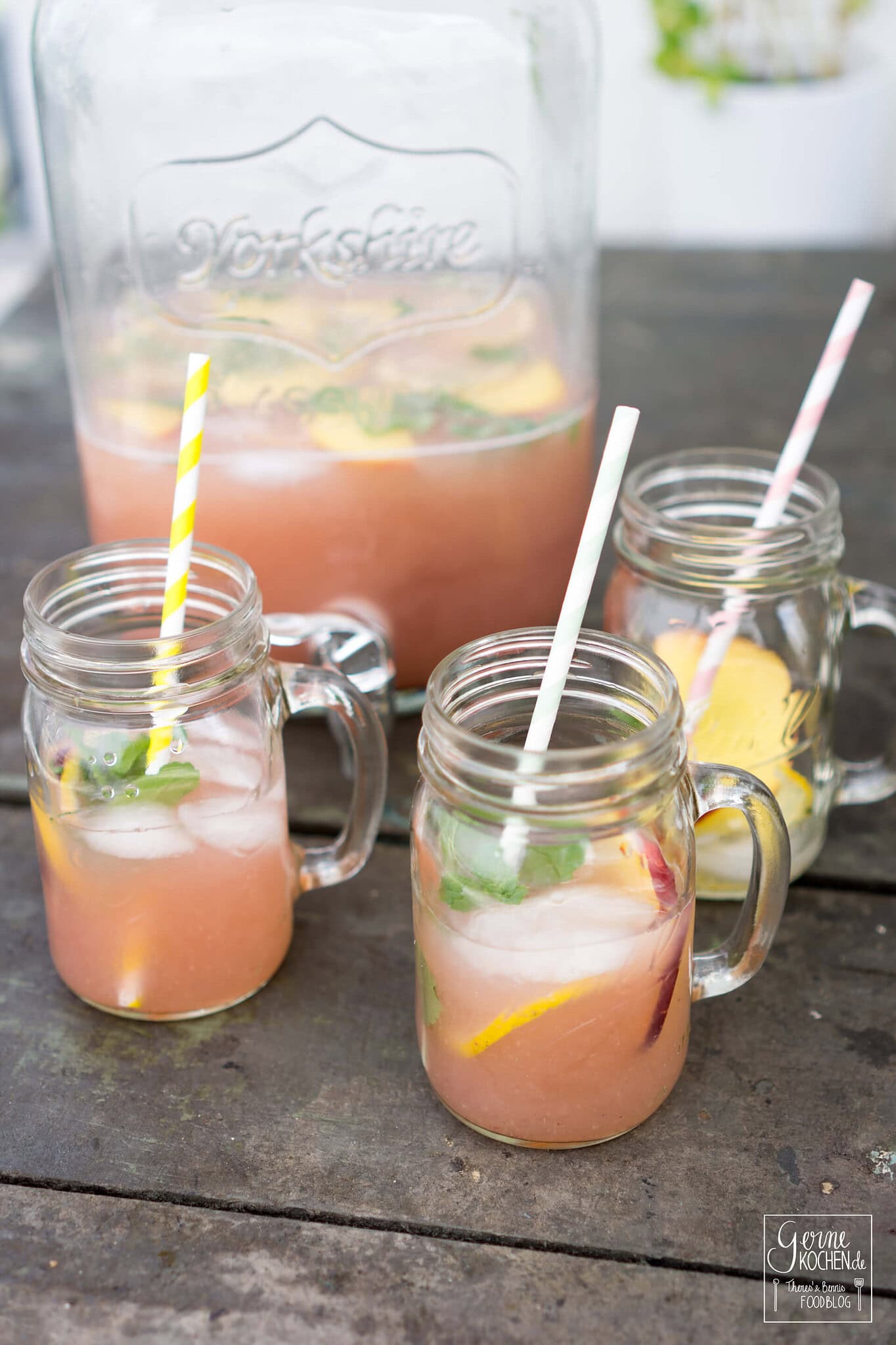 Rezept: Pfirsich-Limonade mit Himbeeren und Minze Rezept: Pfirsich-Limonade mit Himbeeren und Minze