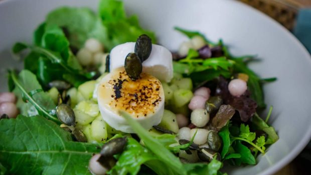 Geflämmter Ziegenfrischkäse