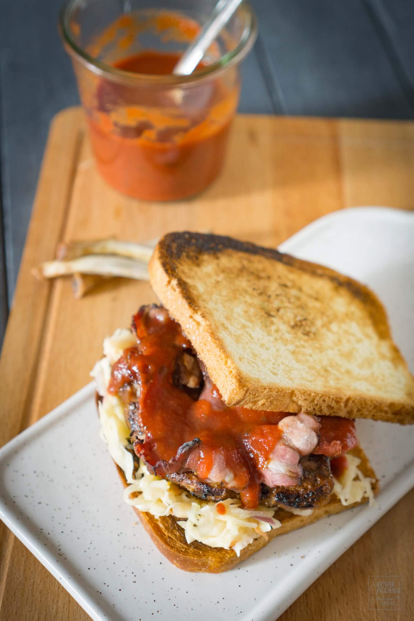 American Rib Sandwich mit Sriracha-BBQ-Sauce und Coleslaw
