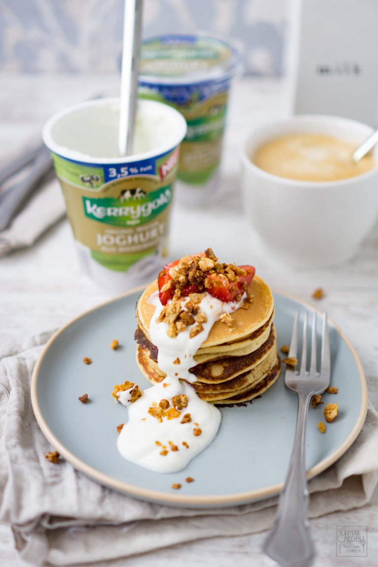 Joghurt Pancakes mit frischen Erdbeeren und Granola