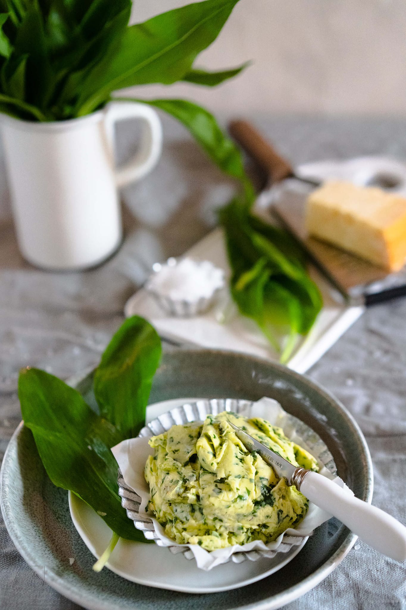 Rezept: Bärlauch-Parmesan-Butter - Kräuterbutter - Gernekochen.de Rezept: Bärlauch-Parmesan-Butter - Kräuterbutter - Gernekochen.de