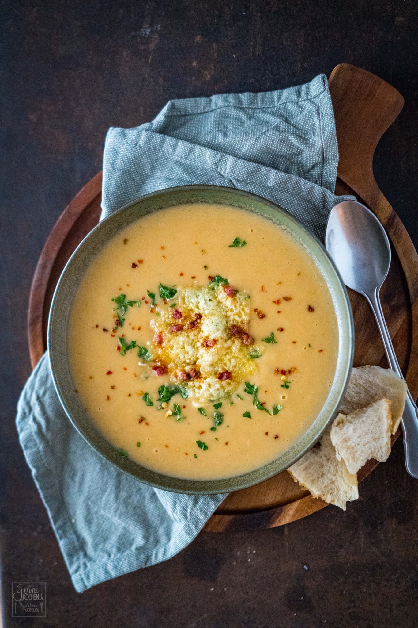 Rezept: Steckrübensuppe mit Emmentaler Chip - Gernekochen.de Rezept: Steckrübensuppe mit Emmentaler Chip - Gernekochen.de