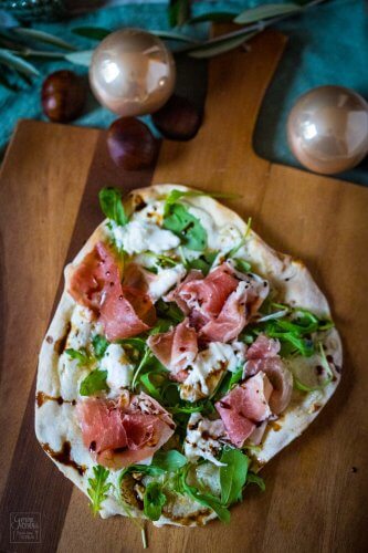 Flammkuchen mit Serrano Schinken