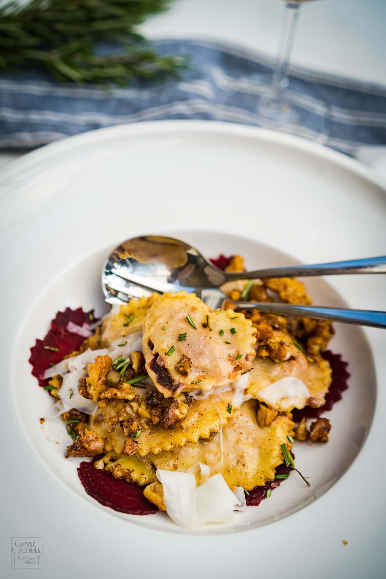 Rote Bete Ravioli mit Walnussbutter - Rezept von Gernekochen.de Rote Bete Ravioli mit Walnussbutter - Rezept von Gernekochen.de