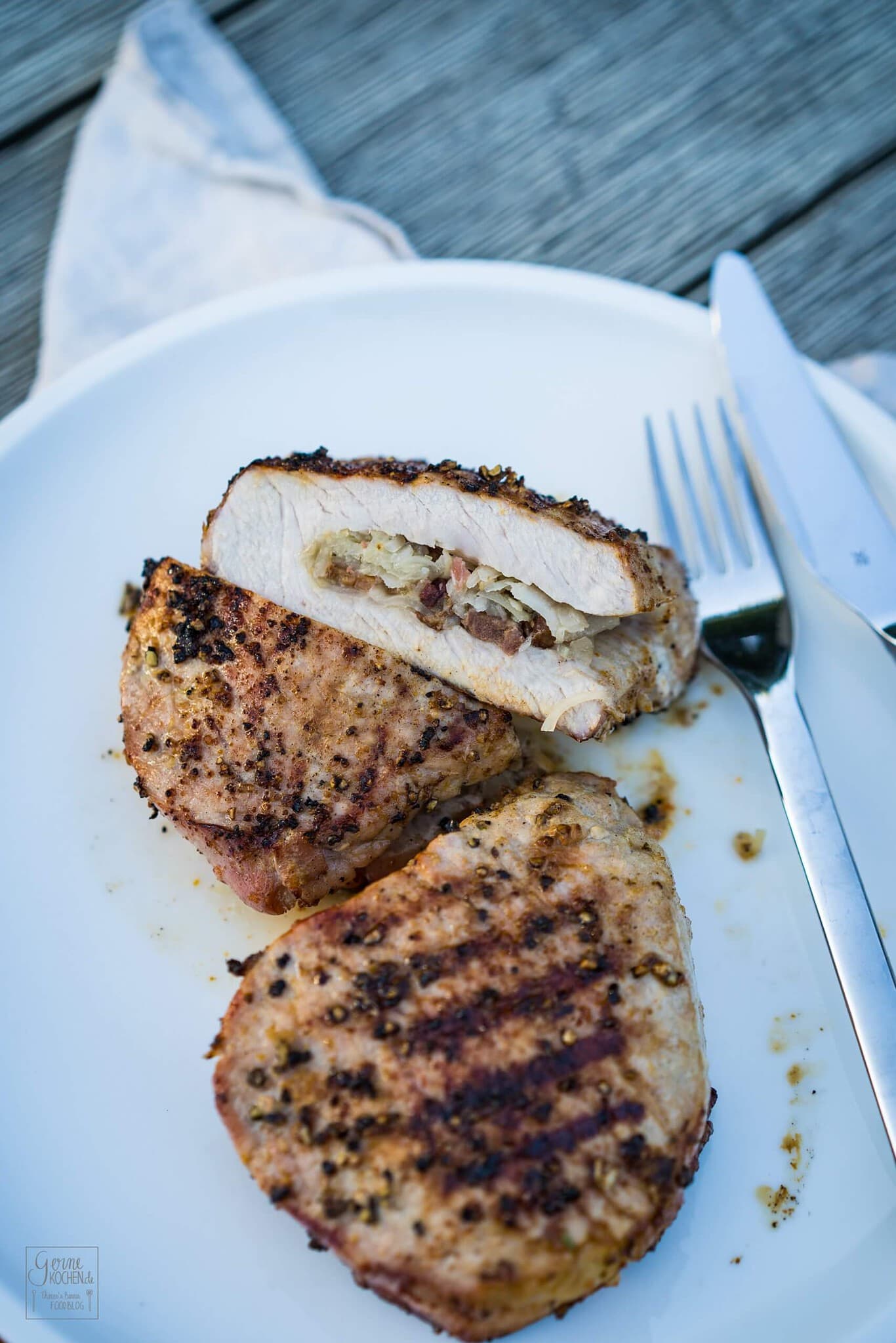 Gefüllte Schweinesteaks vom Grill - Ein Rezept von Gernekochen.de Gefüllte Schweinesteaks vom Grill - Ein Rezept von Gernekochen.de