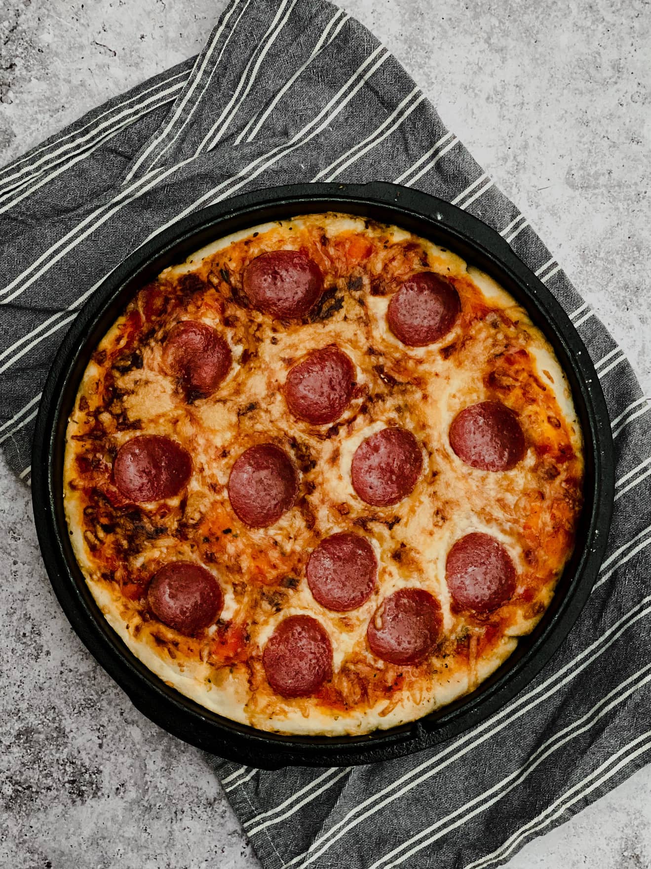 Pan Pizza - amerikanische Pizza - Rezept von Gernekochen.de