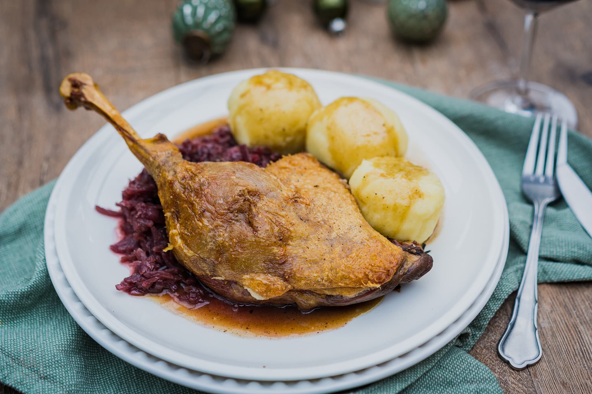 Knusprig zarte Gänsekeule - Rezept von Gernekochen.de