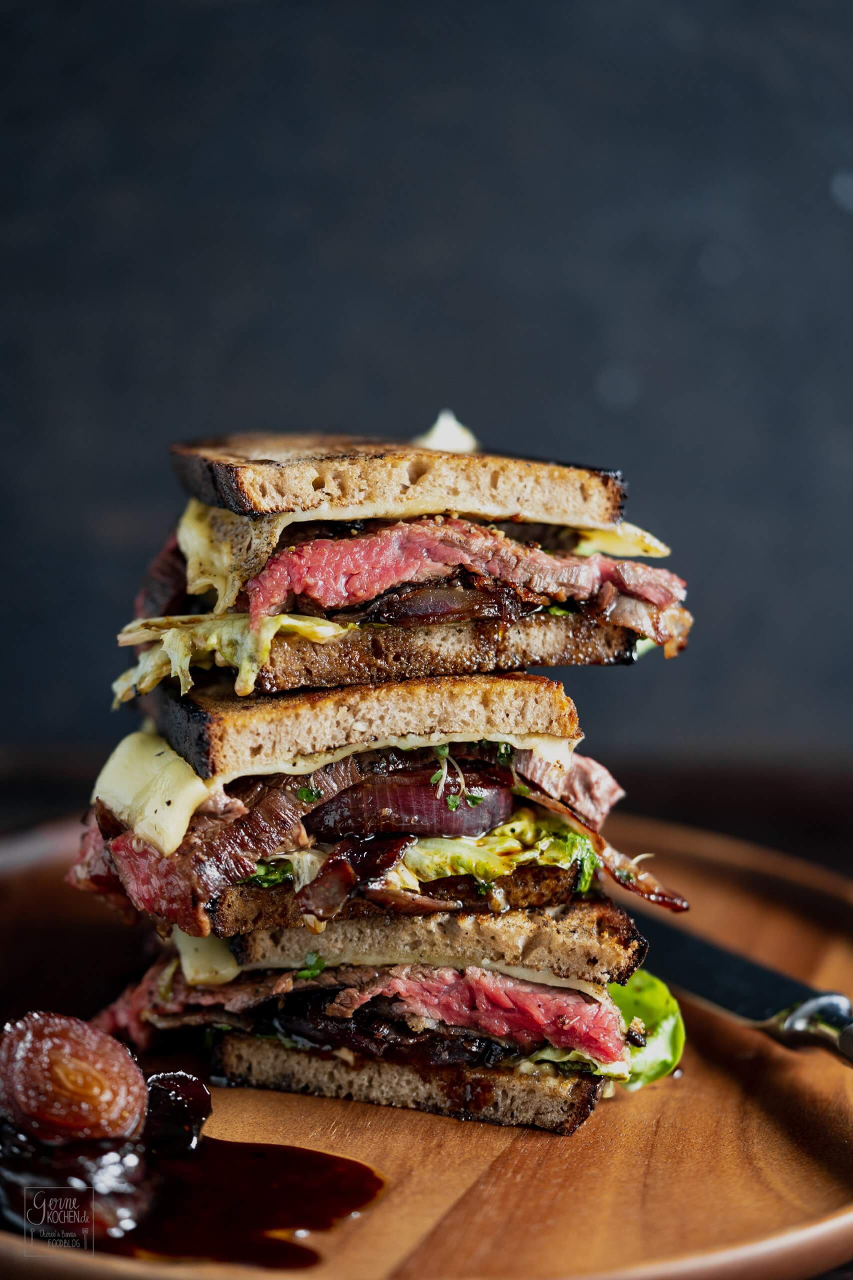 Steak-Sandwich mit Balsamico-Zwiebeln