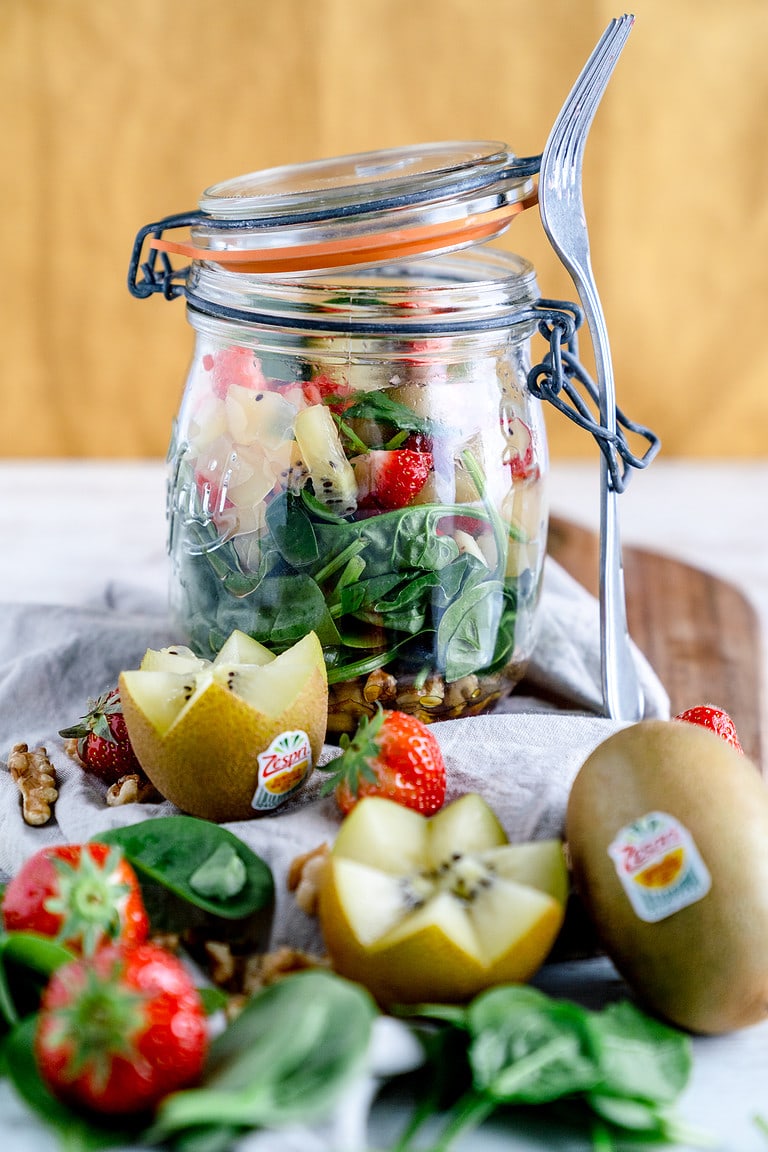 Kiwi-Salat mit Spinat und Erdbeeren