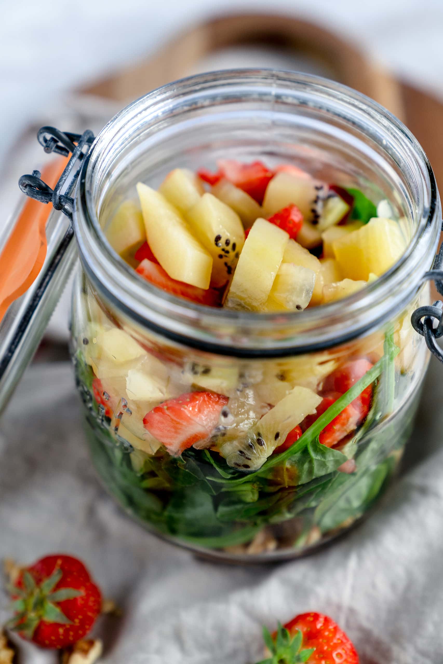 Kiwi-Salat mit Spinat und Erdbeeren - Rezept von Gernekochen.de