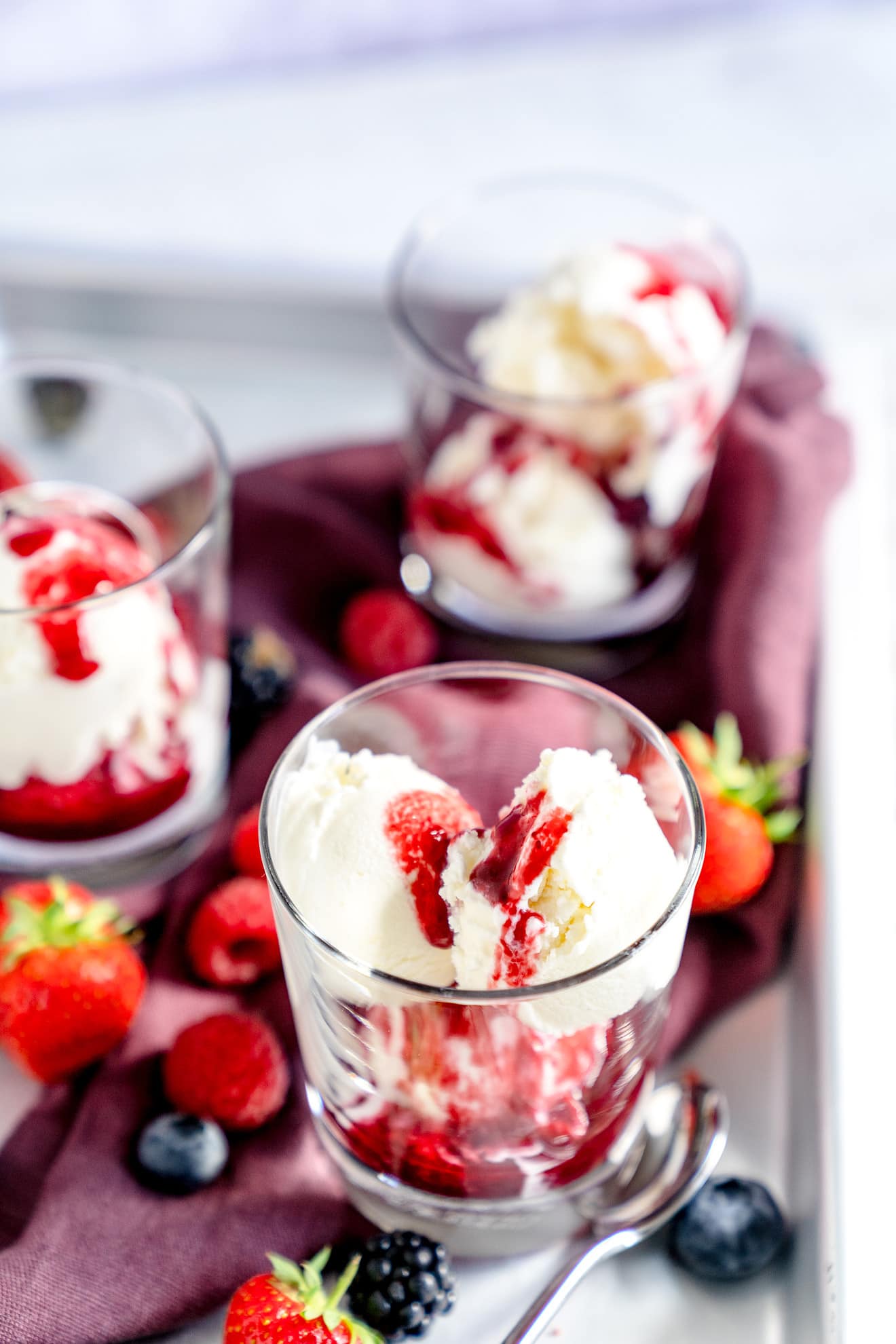 Frozen Joghurt mit Beerensauce - Rezept von Gernekochen.de