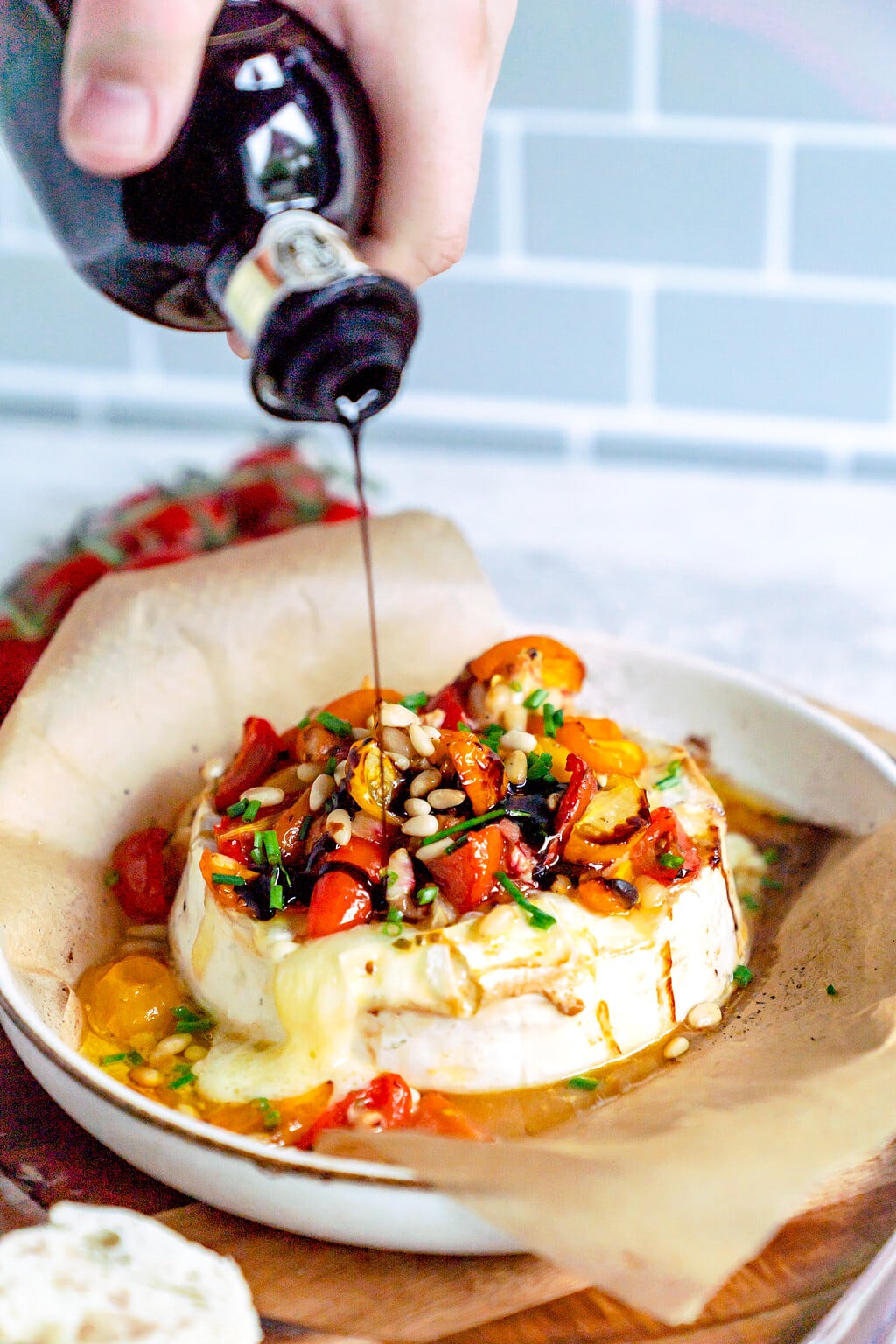 Gebackener Camembert mit Tomaten - Rezept von Gernekochen.de