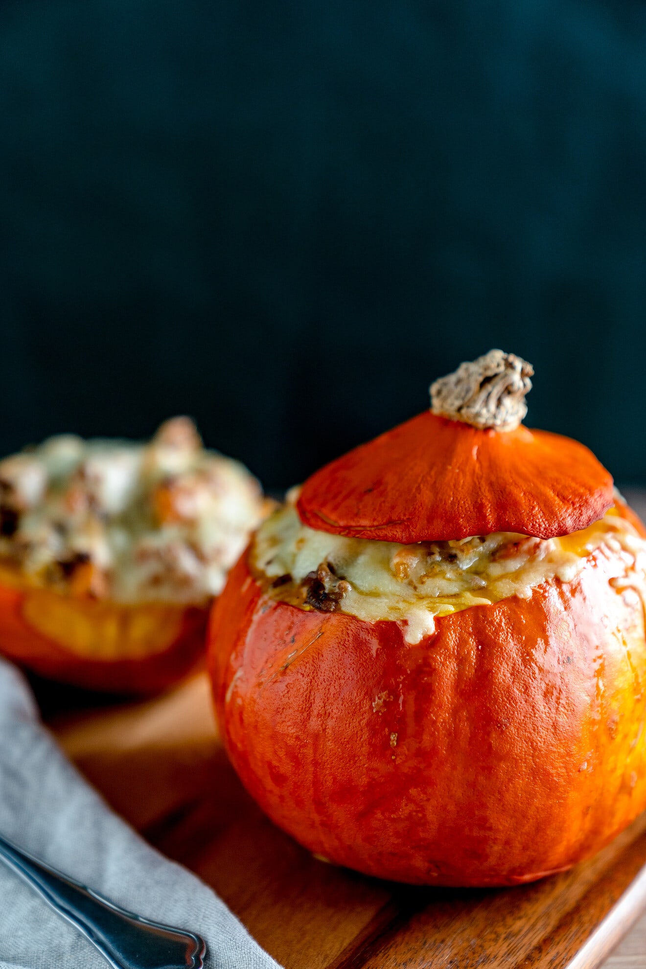 Gefüllter Kürbis mit Hack und Käse - Rezept von Gernekochen.de