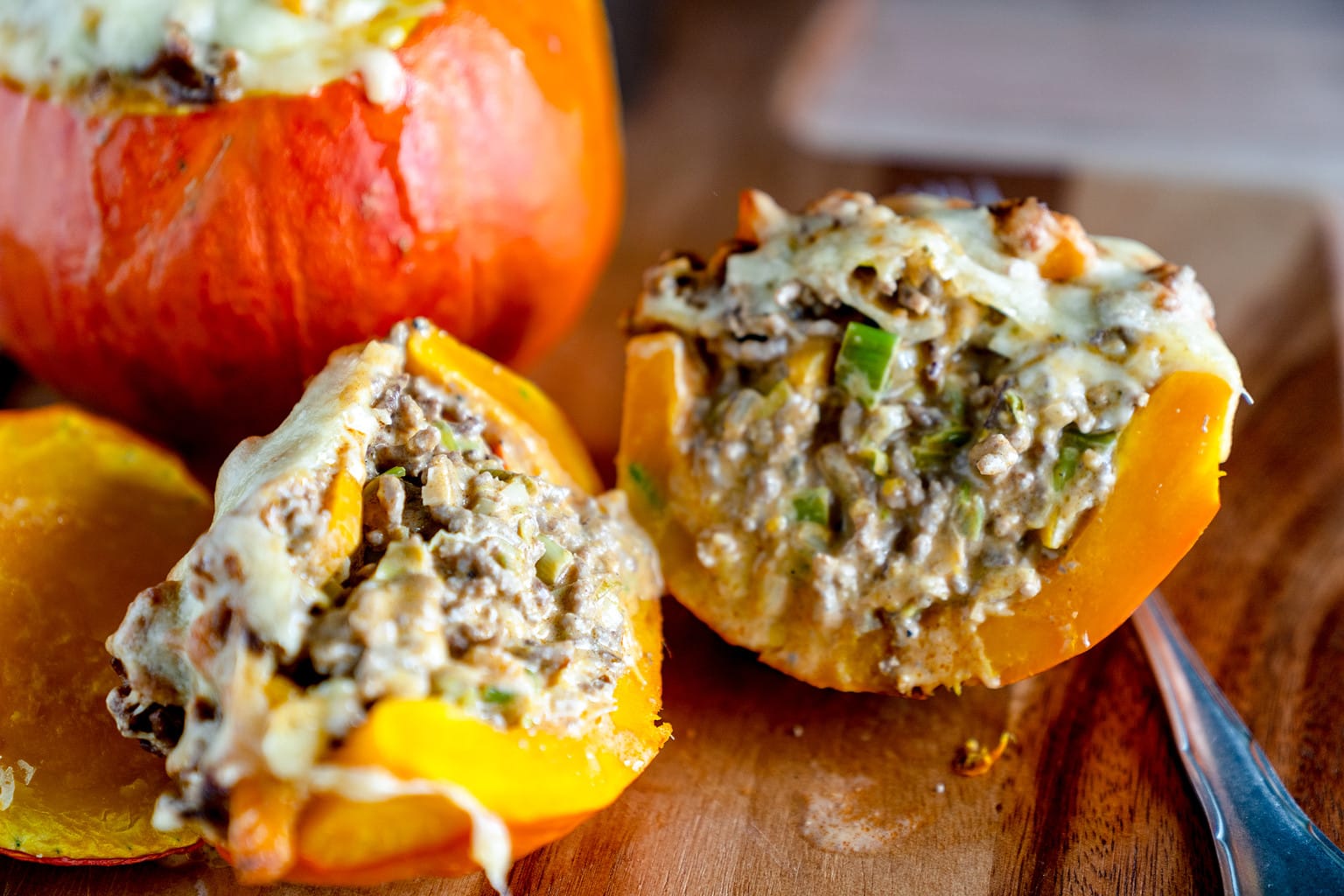 Gefüllter Kürbis mit Hack und Käse - Rezept von Gernekochen.de