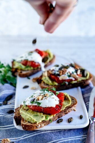 Avocado Brot mit Joghurt und karamellisierter Tomate