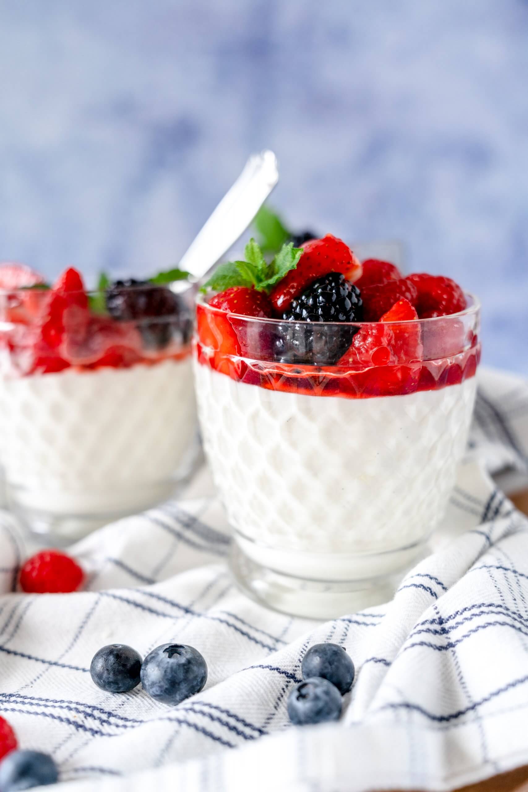Joghurtmousse mit Beeren - Rezept von Gernekochen.de