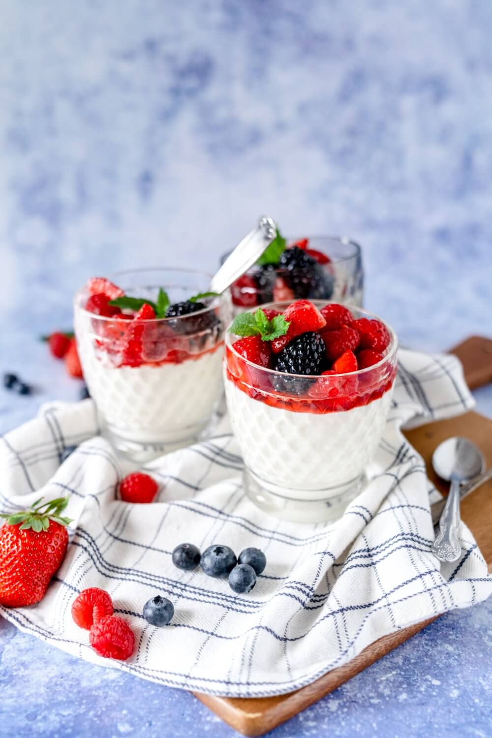 Joghurtmousse mit Beeren - Rezept von Gernekochen.de