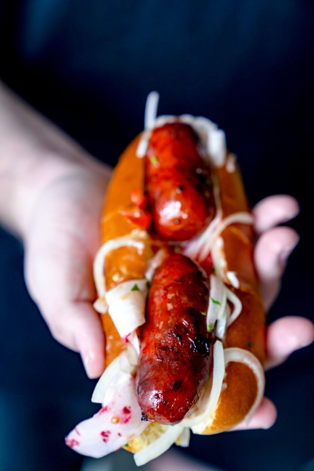 Spicy BBQ Hot Dog mit TomatenZwiebelSalat Unser Rezept