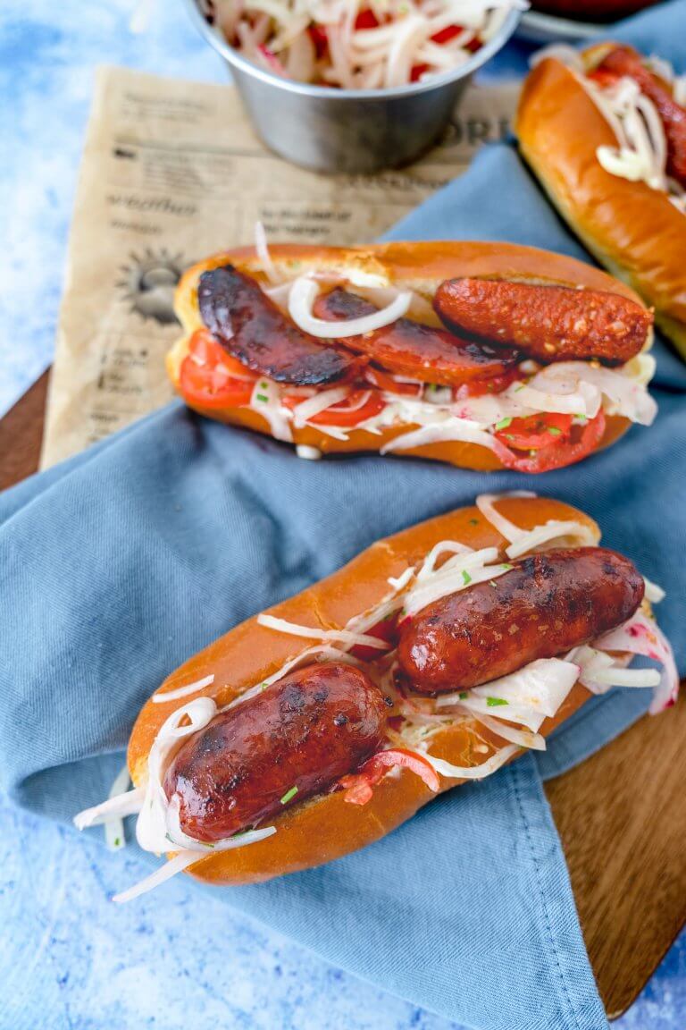 Spicy BBQ Hot Dog mit Tomaten-Zwiebel-Salat