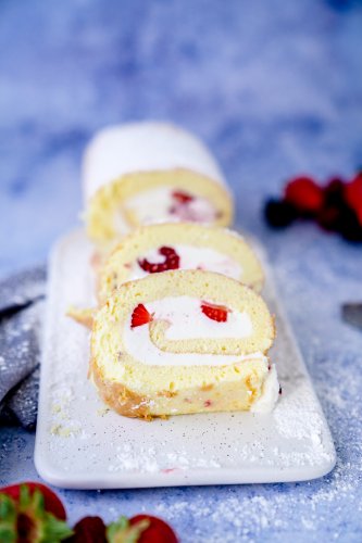 Biskuitrolle mit Beeren