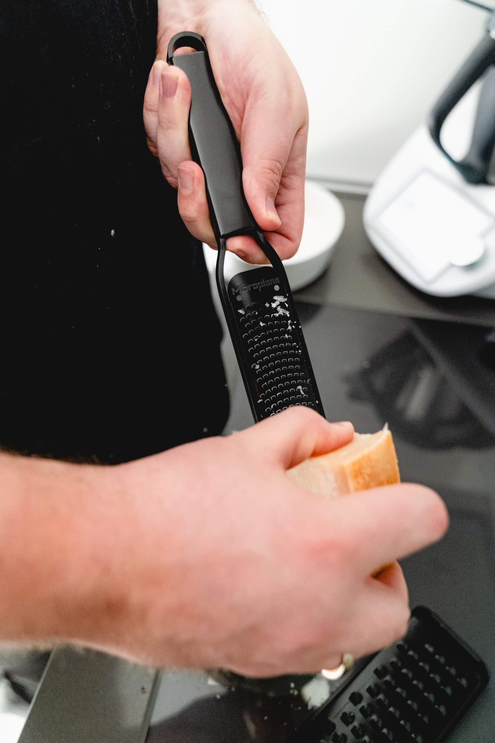 Auch für den Käse für das Kartoffelgratin hat Microplane die perfekte Reibe.
