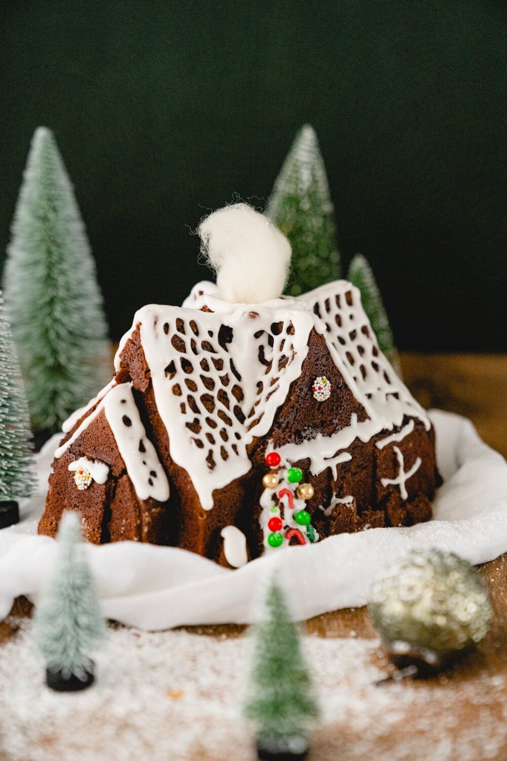 Durch die Form wird unser Schokoladen-Gugelhupf zu einem wahren Winter-Wonderland.