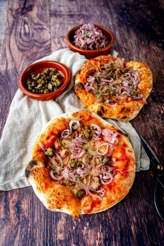 Pizza Tonno mit Zwiebelsalat und frittierten Kapern