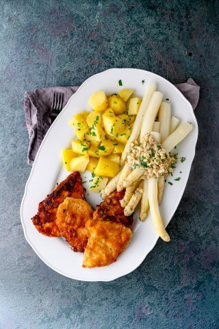 Spargelplatte mit Schnitzelchen