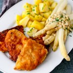 Spargelplatte mit Schnitzelchen