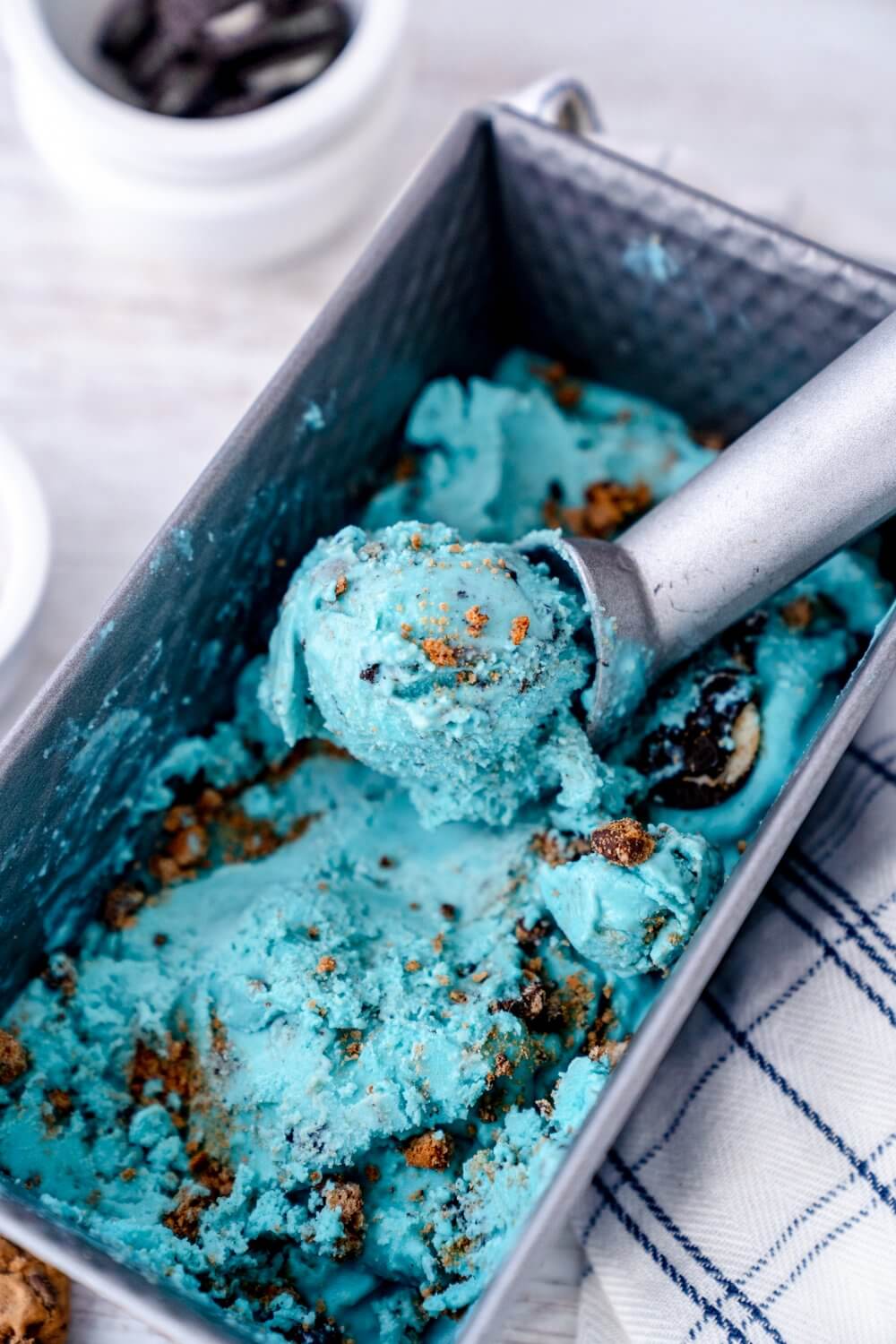 Die blaue Farbe erhält die Krümelmonster Eiscreme Cookies and Cream durch Lebensmittelfarbe.