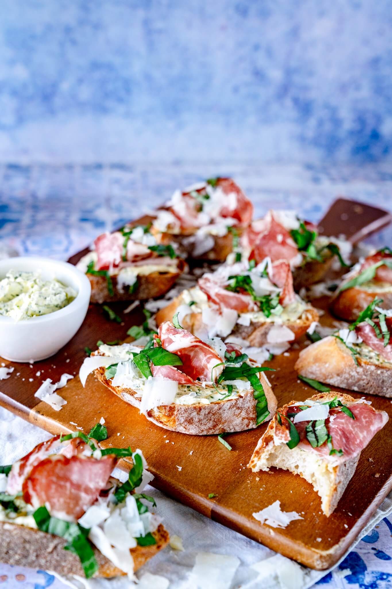 Crostini mit Coppa &amp; Kräutercreme – Dein Fingerfood-Snack!