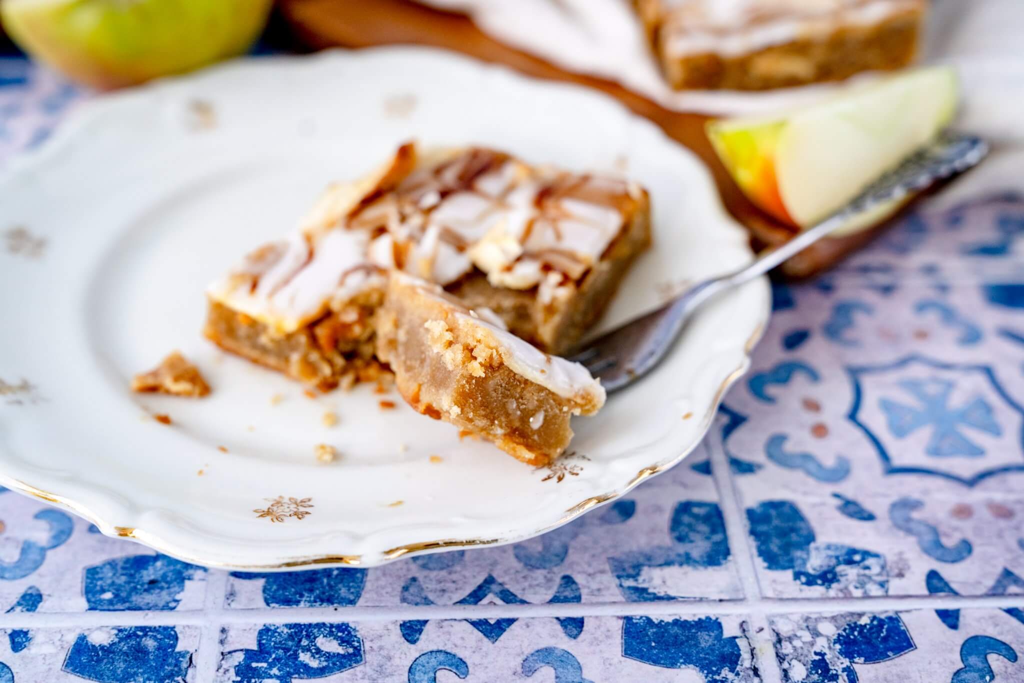 Apfelblechkuchen mit Zuckerguss - Rezept von Gernekochen.de