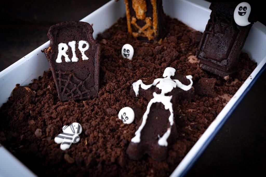 Unser Halloween Dessert Friedhof darf auf keiner Party fehlen.