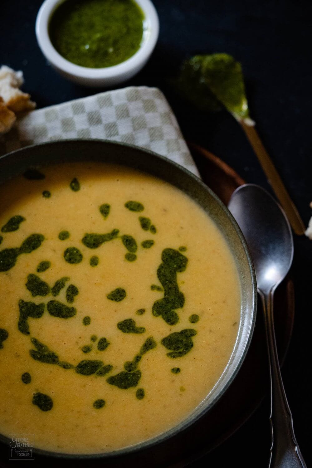 Für die leckere Kartoffel-Karotten-Suppe mit rapsöl-Rauke-Pesto verwenden wir ein schmackhaftes Rapskernöl.