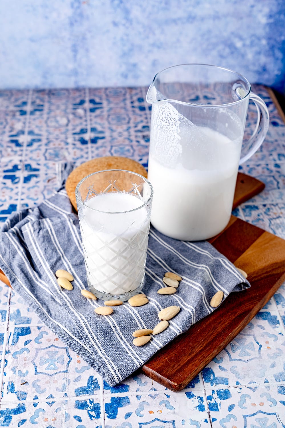 Bei uns besteht die vegane Milch-Alternative aus drei Zutate: Wasser, Mandeln und Agavendicksaft.