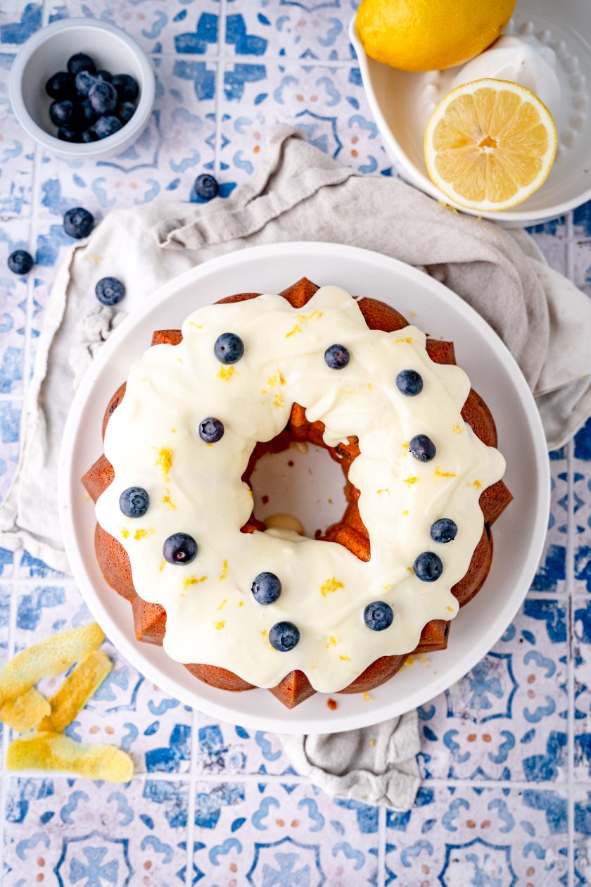 Zitronen-Blaubeer-Gugelhupf - Rezept von Gernekochen.de Zitronen-Blaubeer-Gugelhupf - Rezept von Gernekochen.de
