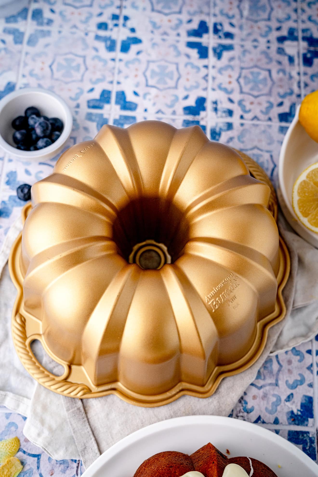 Zitronen-Blaubeer-Gugelhupf - Rezept von Gernekochen.de Zitronen-Blaubeer-Gugelhupf - Rezept von Gernekochen.de