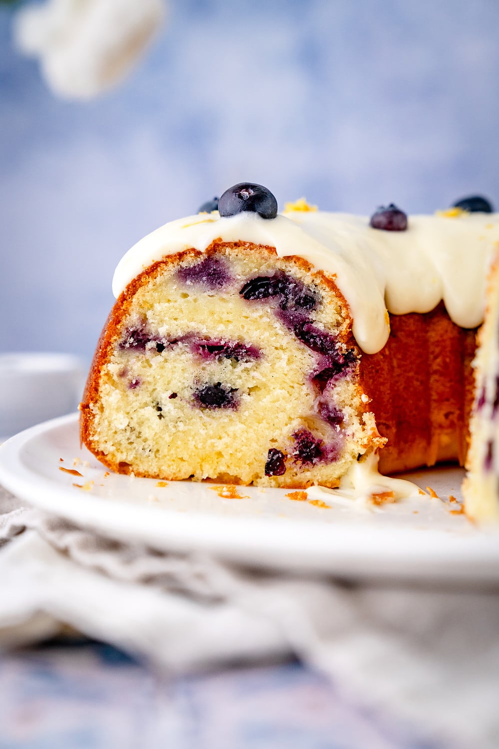 Nehmt am besten frische Blaubeeren für den Kuchen.