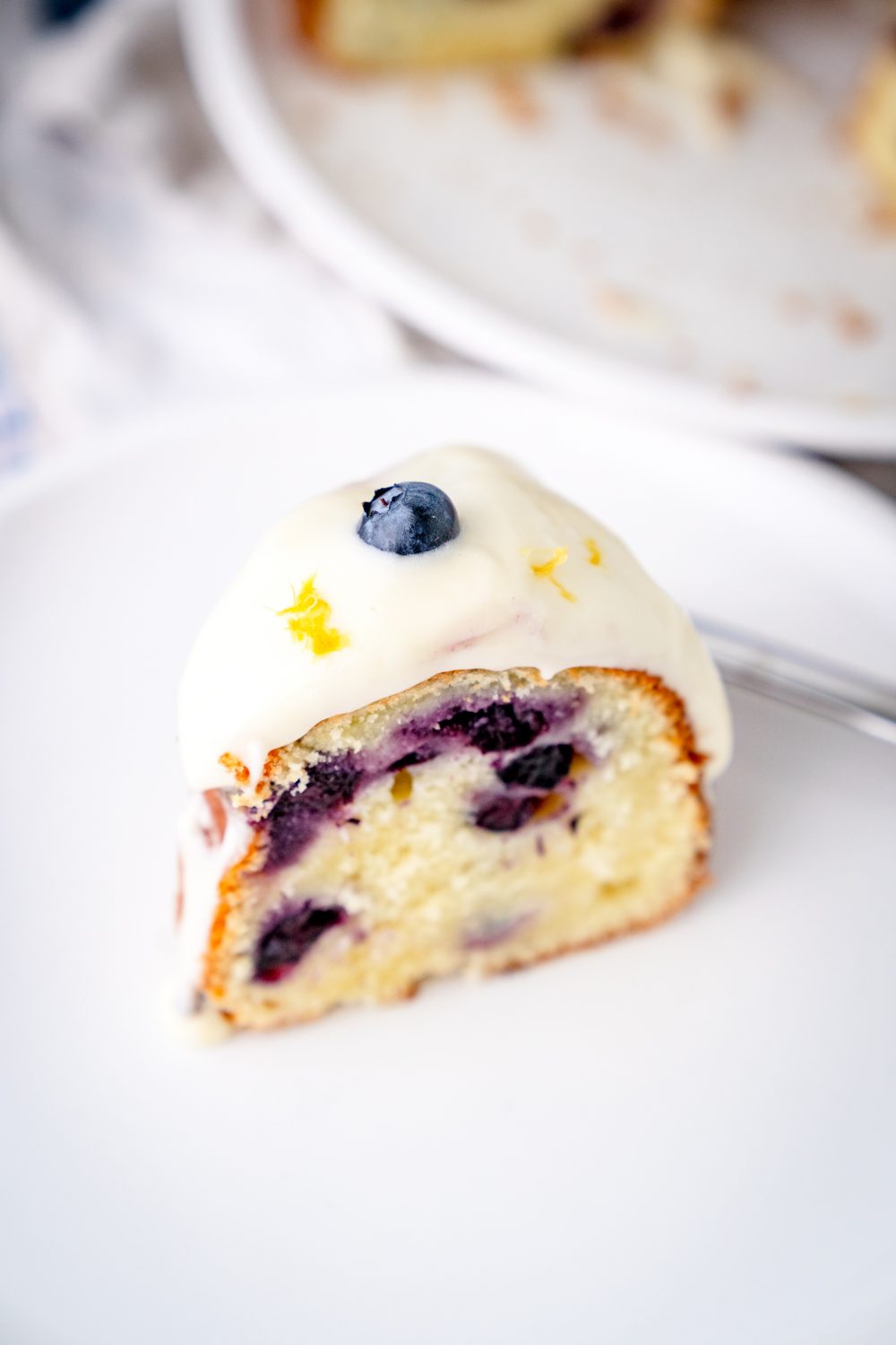 Dieser Kuchen lebt von frischen Beeren.